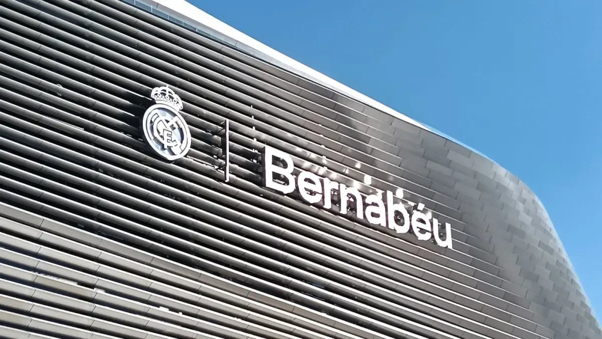 Il Bernabéu sfoggia già lo scudetto del Real Madrid