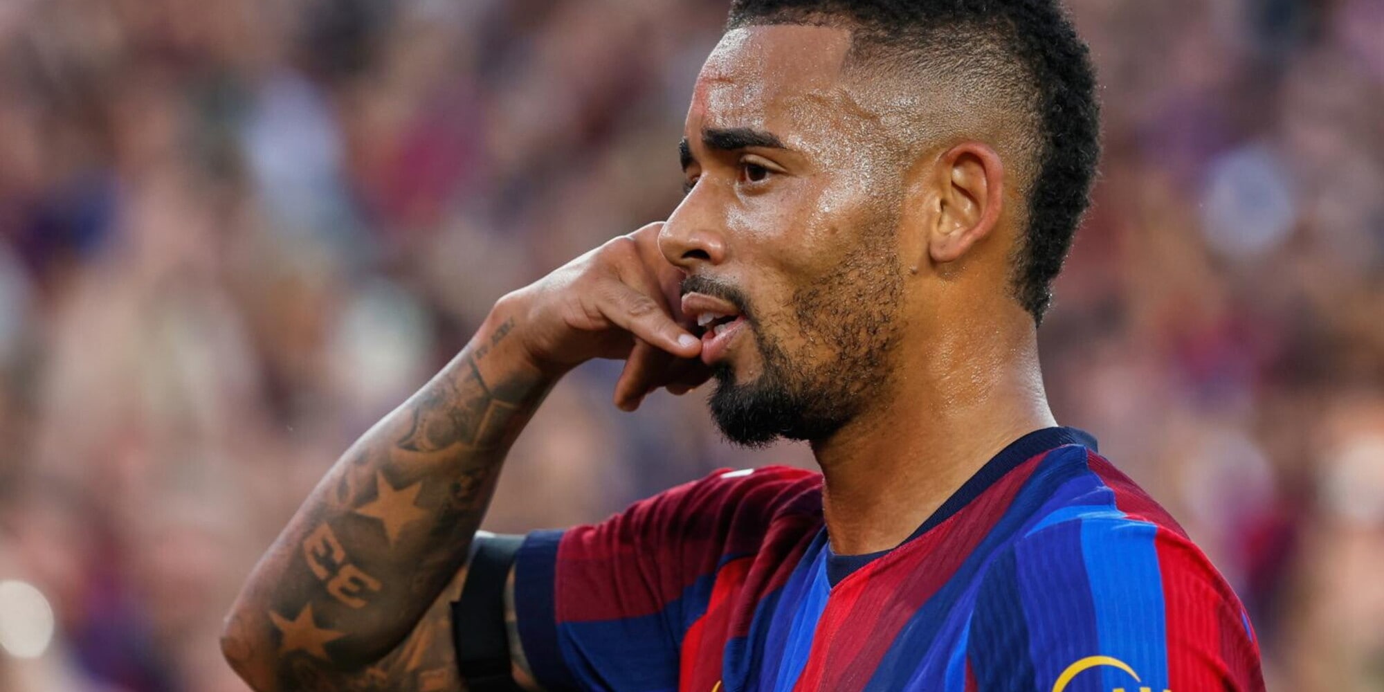 Gabriel Jesús hace Raphinha: Barcelona goleó y Camp Nou homenajeó a Pedro
