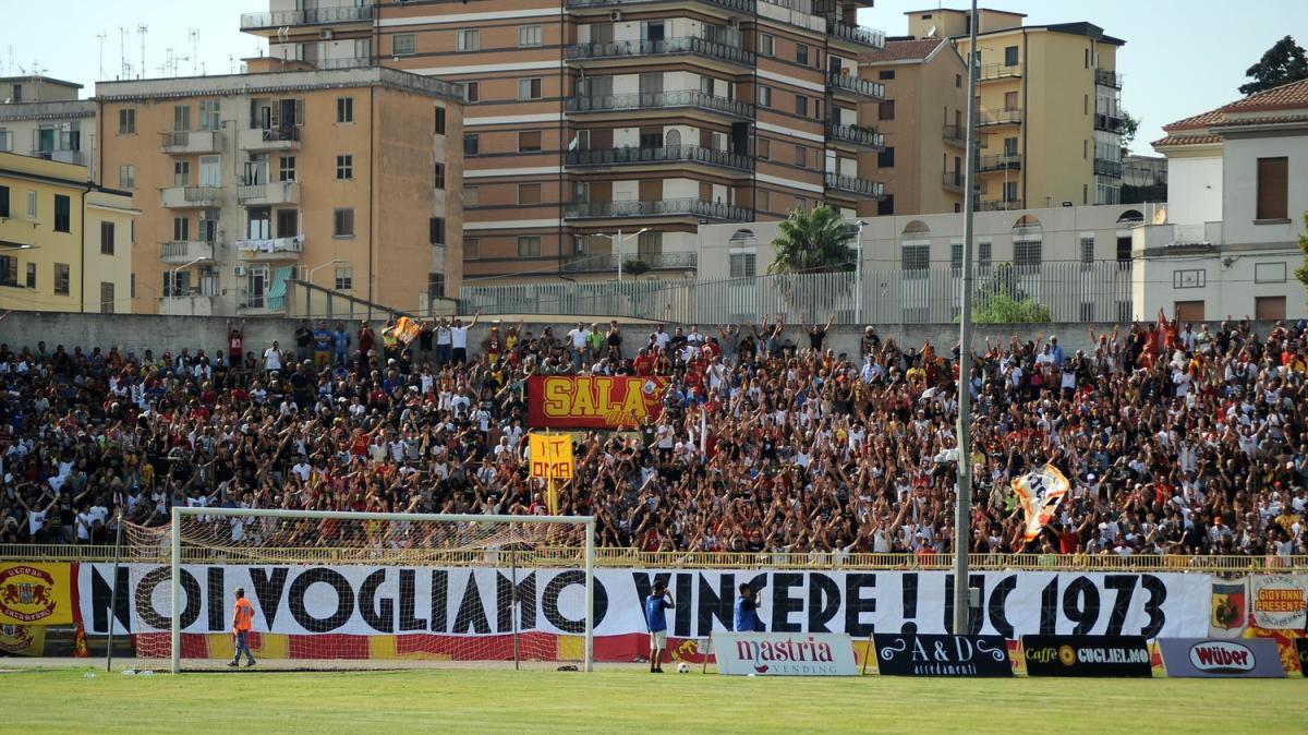 Catanzaro, die Fanclubs ergreifen Partei: „Wir glauben an das Projekt, aber es braucht einen Wendepunkt“