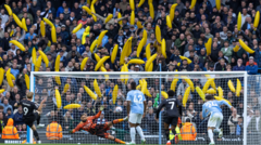 Fischi e banane nel giorno della sfida al Manchester City