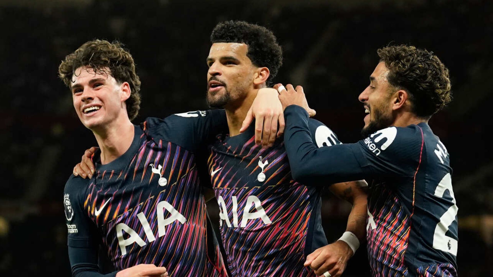 Die zehn Mann starken Spurs erringen ein dramatisches Unentschieden im Old Trafford, nachdem Man Utd ausgepfiffen wurde