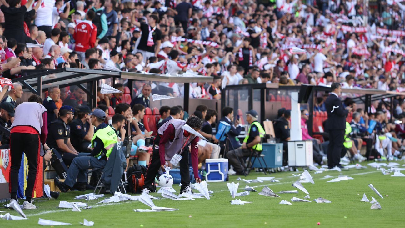 Rayo-Athletic nach Protest gegen Papierflieger suspendiert