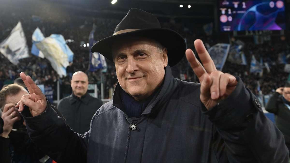 Lotito membuat semua orang setuju: nyanyian penolakan dari para penggemar Monza, para pemain Lazio bertepuk tangan