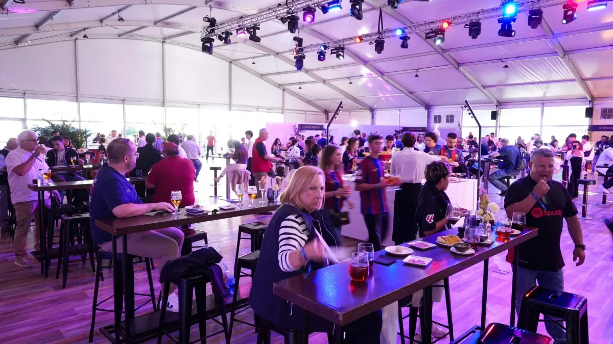 Dies ist das neue Spotify Camp Nou VIP-Zelt neben dem Palau, jetzt geöffnet