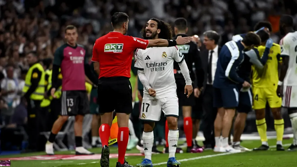 Cucurella ammonisce l'arbitro dopo il cartellino rosso di Vinicius: "Spero che se mi toccano un capello ti venga il cartellino rosso"
