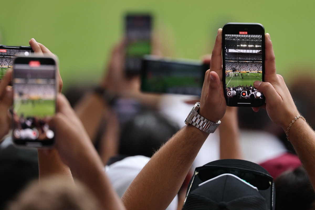Dortmunds bahnbrechende Initiative... Belohnungen für Fans, die ihr Smartphone während der Spiele nicht nutzen
