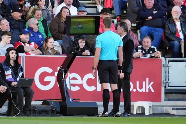 Iraola befragt VAR; düster über Liverpools Verletzungen
