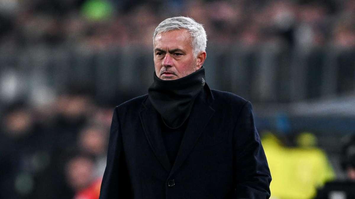 روما-ريال مدريد، لافتة تكريمية لمورينيو تظهر في تريبونا تيفيري