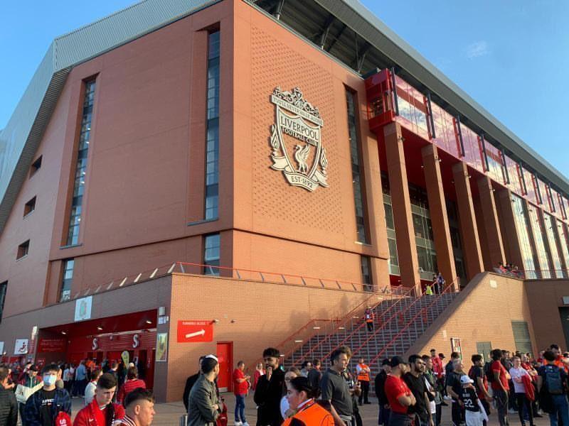 „Cheating“ und „Abu Dhabi Job“: alle Spruchbänder der Liverpool-Fans gegen City