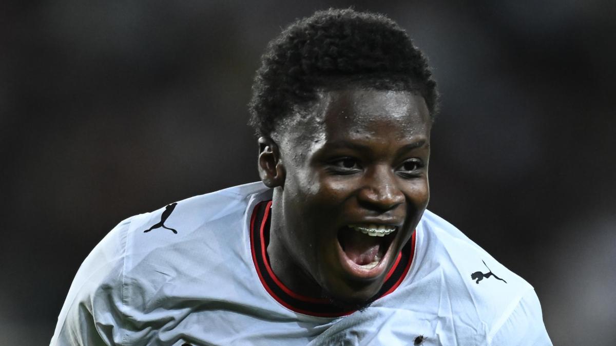 In der 15. Minute brach Cisse die Führung für Salzburg. Milan liegt vorne, 1. europäisches Tor für den offensiven Mittelfeldspieler