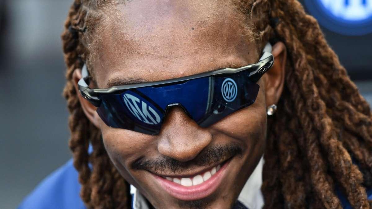 Inter, San Siro applaudiert nach langem Warten: Djed Spence gibt in der 73. Minute sein Debüt