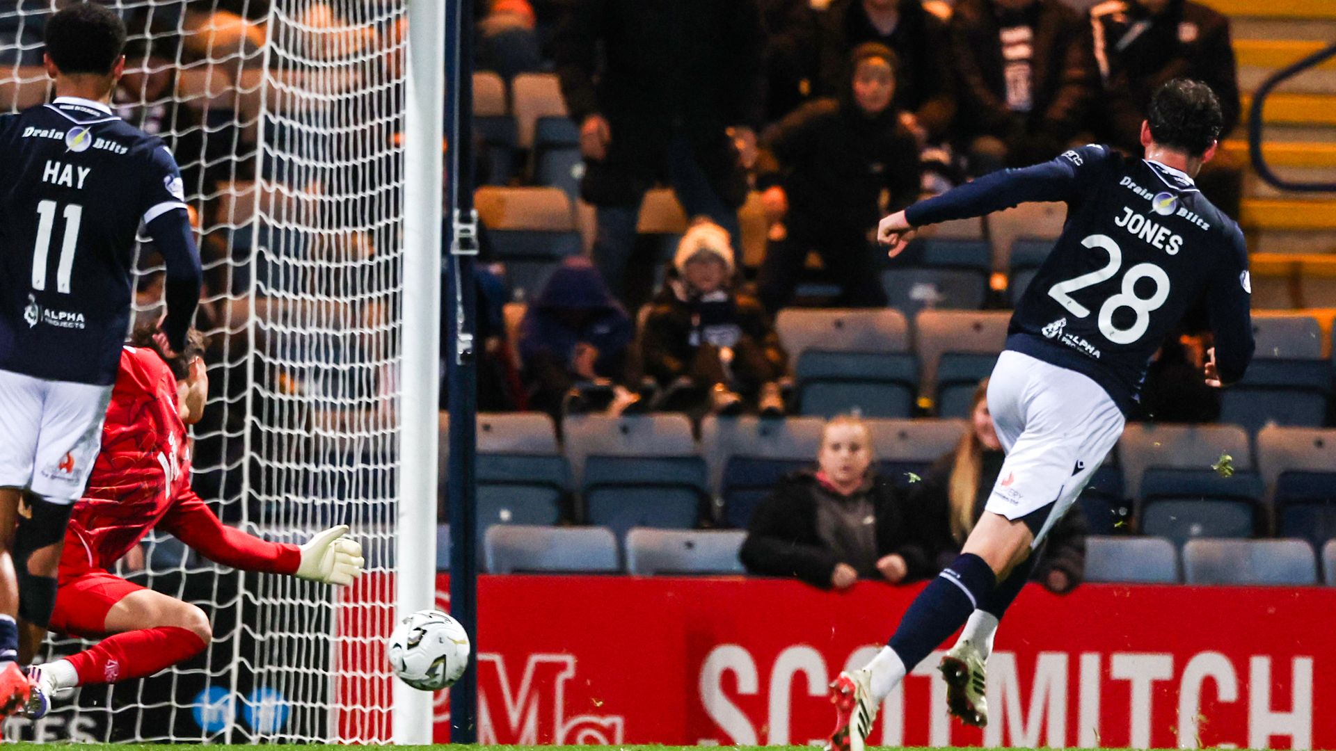 I Rangers perdono l'occasione di andare in testa mentre Jones guadagna un punto a Dundee