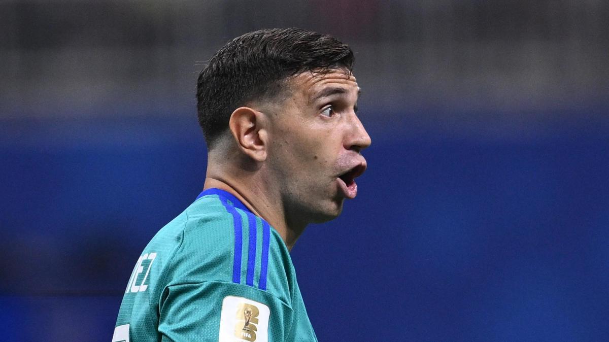 Angst um Emiliano Martínez: Der Chelsea-Torhüter liegt nach einem Zusammenstoß im Krankenhaus