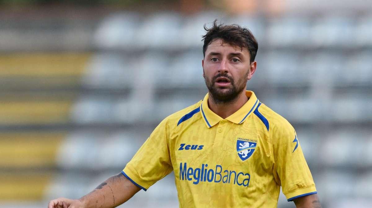 Erroraccio di Bakola che spalanca la porta a Calò: 1-0 del Frosinone contro il Sassuolo