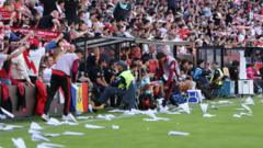 Gioco del Rayo Vallecano abbandonato dopo la protesta contro l'aereo di carta