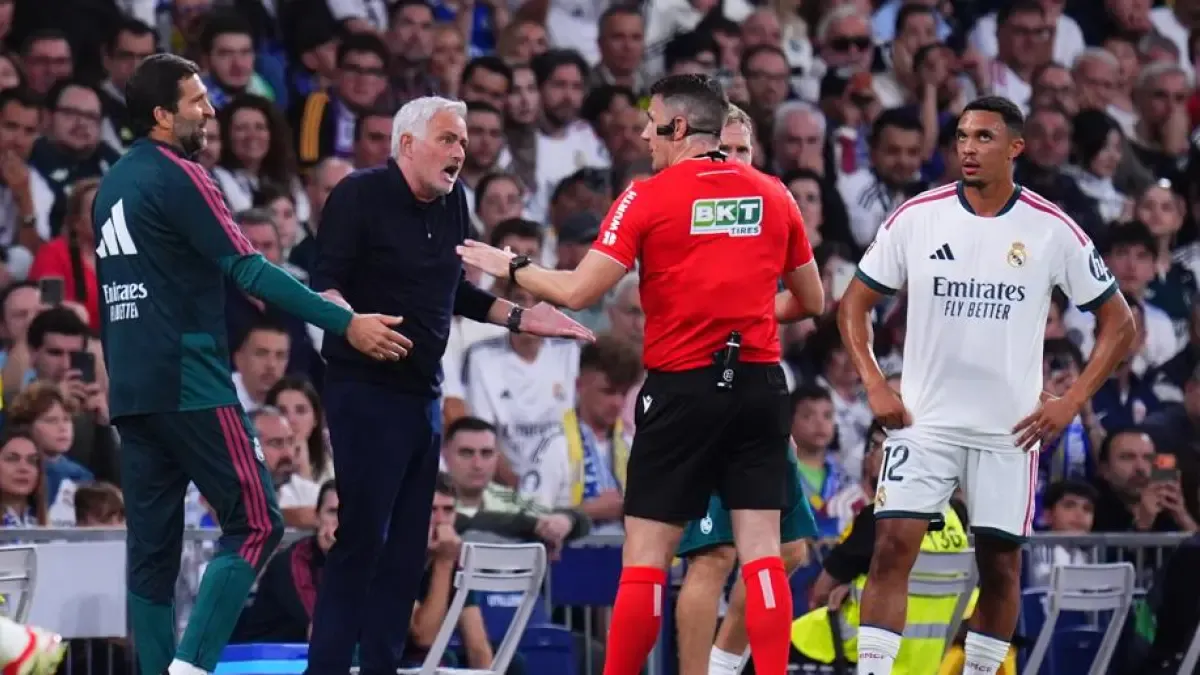 Lo spettacolo di Mourinho in fascia, caduta inclusa