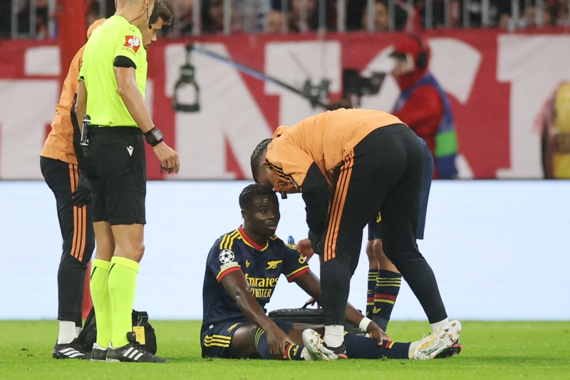 سبب للقلق بالنسبة لآرسنال...المهاجم المصاب ساكا قد يغيب عن الملاعب لمدة تصل إلى شهرين؟