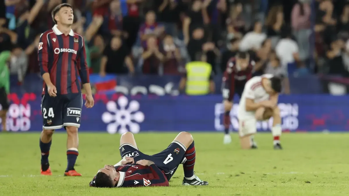 Levante, sanzionato per lancio di bottiglie in campo