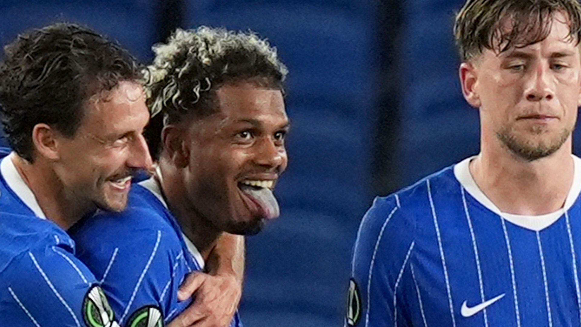 Rutter punktet zweimal, während Brighton einen großen Sieg erringt und die Conference League anführt